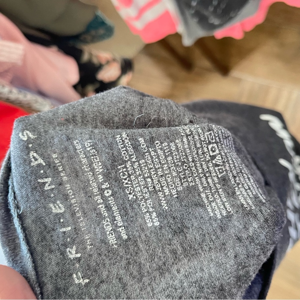 FRIENDS grey scoop neck t-shirt size XS  They don't know that we know slogan - Picture 4 of 4